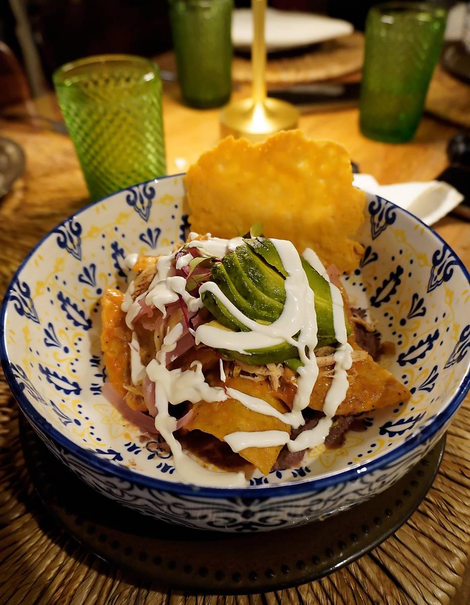 Chilaquiles Mañaneros, una mezcla de tortillas bañadas con salsa, frijoles, queso mozzarella y aguacate, uno de los nuevos platos del menú de desayunos de Fusión, que mezcla sabores regionales con una evidente inspiración mexicana