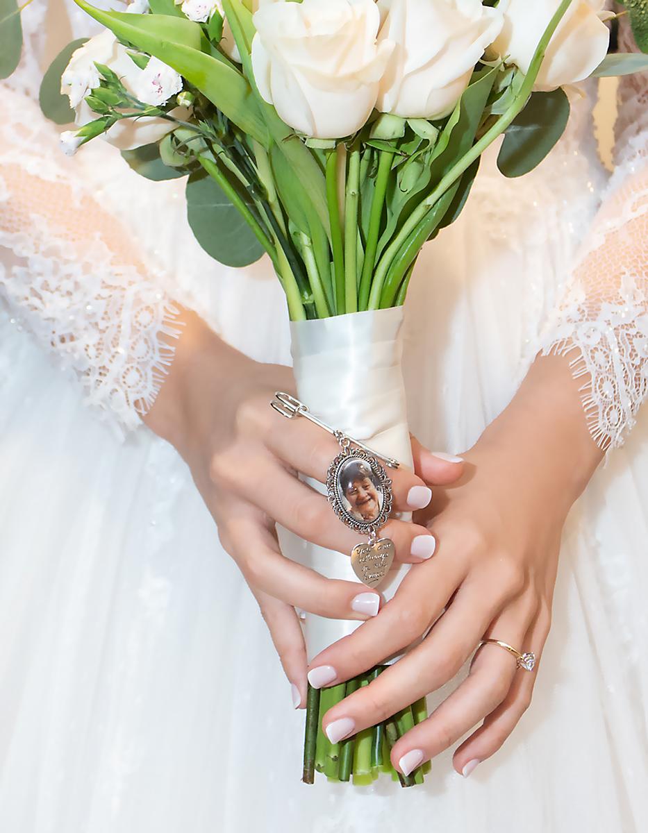 En su bouquet de rosas, la novia llevaba un retrato en versión mini de su adorada abuela Leticia Zaldivar. 