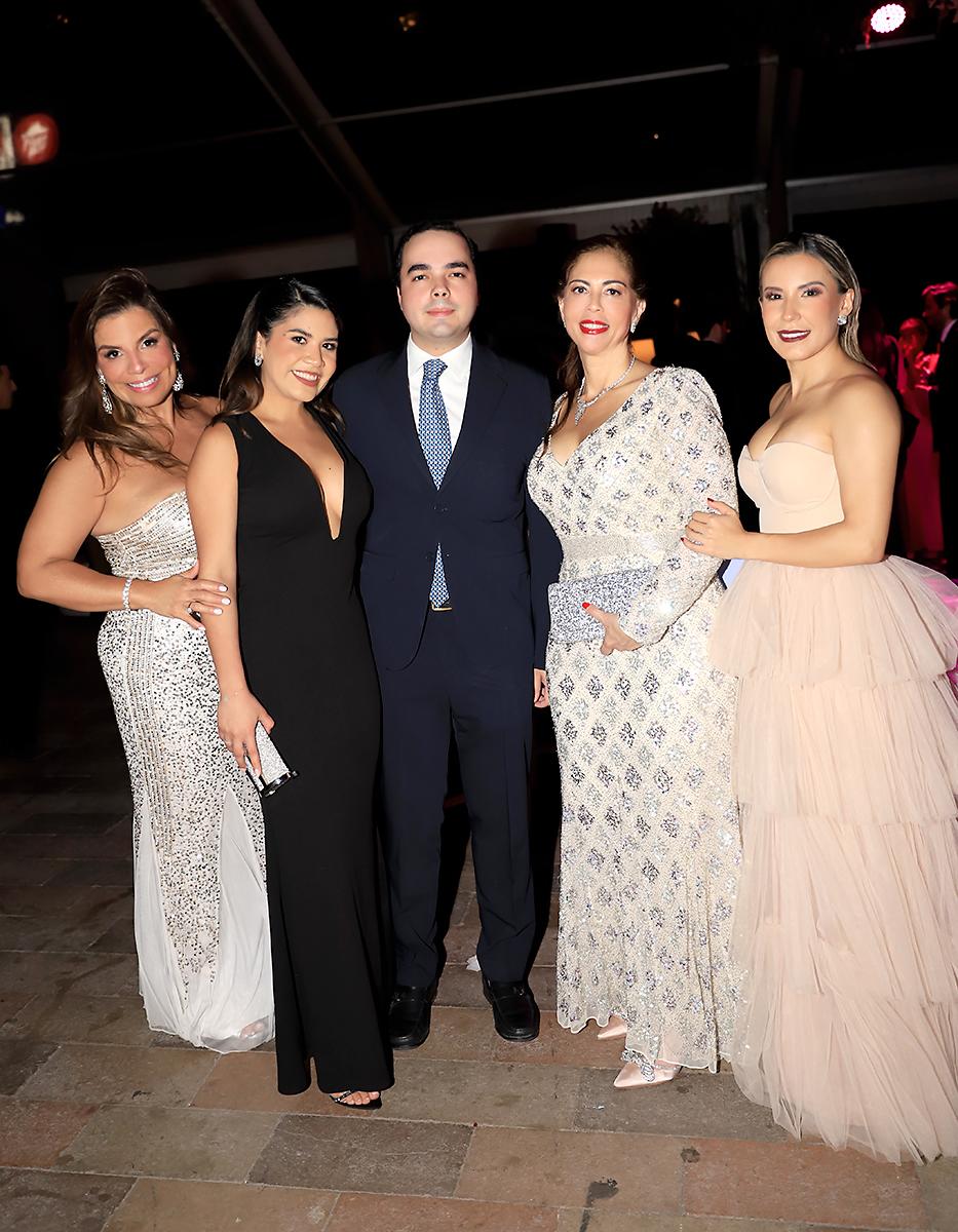 Alethya Ulloa, Nathaly Sánchez, Eduardo Álvarez, Alejandra Castillo y Daniela Castillo