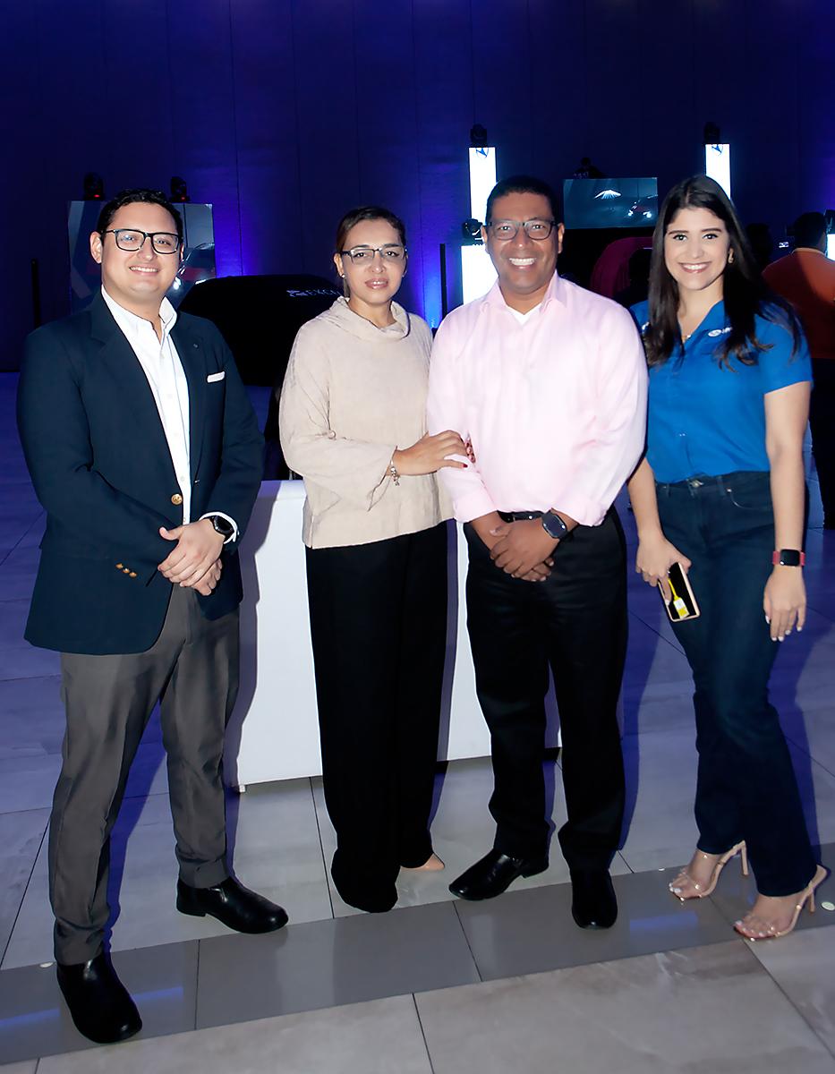 Martin Pineda, Diana y Héctor Arriaga con Nicole Cerrato.