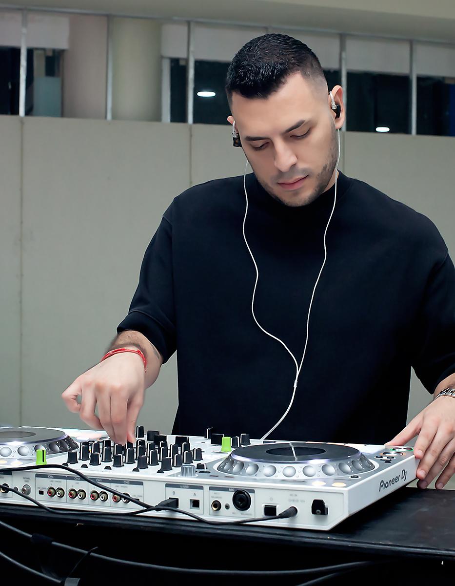 Dj Fer, ánimo la inauguración