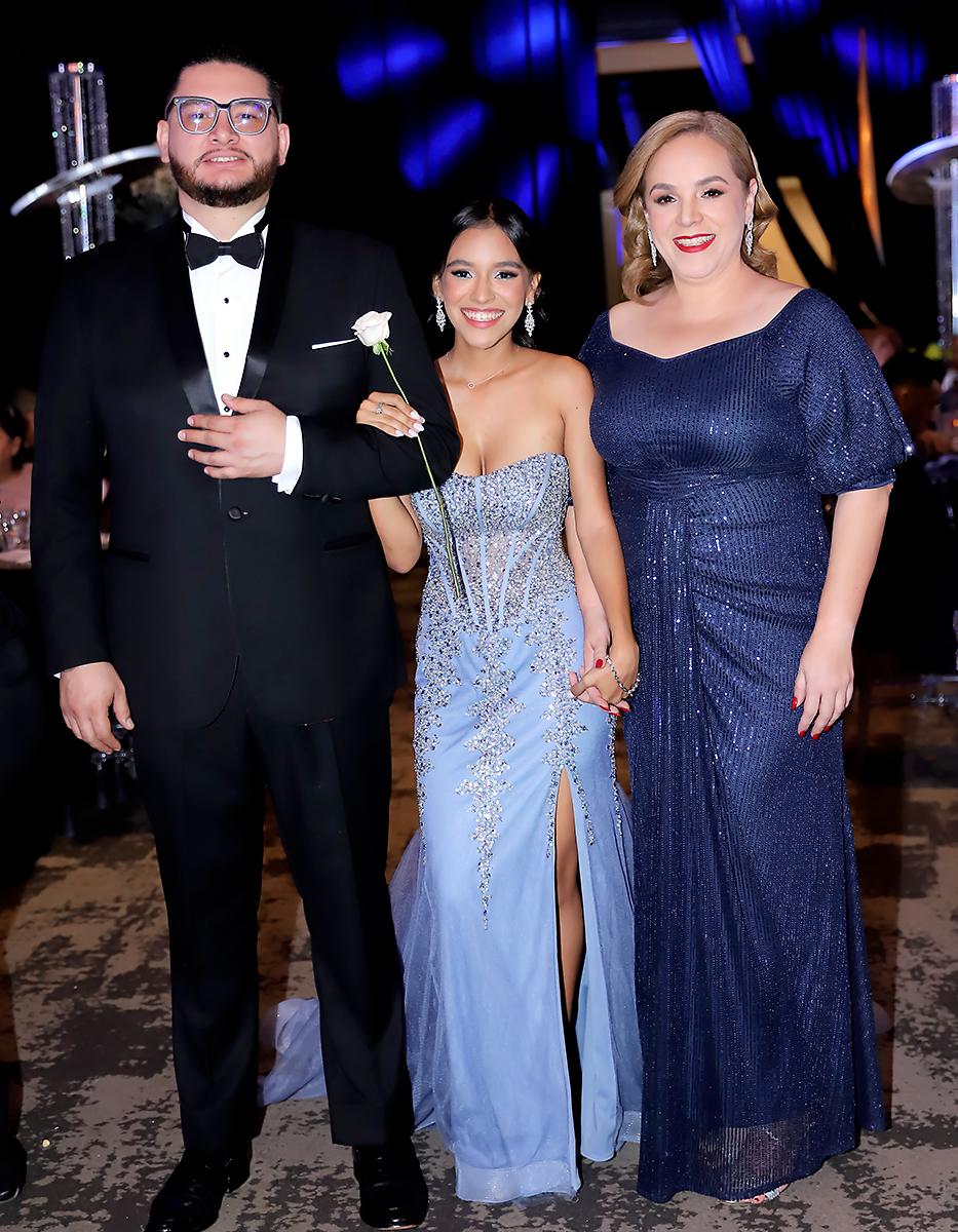 Arianne Marie Pérez Chávez con Olman Aguilera y Victoria Chávez
