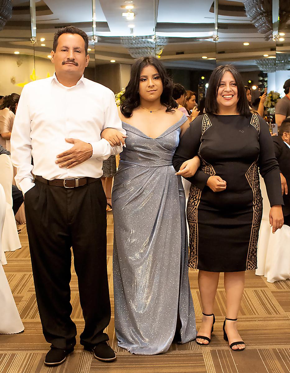 Kognny Rodríguez acompañado de sus padres Juan Carlos Rodríguez y Kognny Barrera.