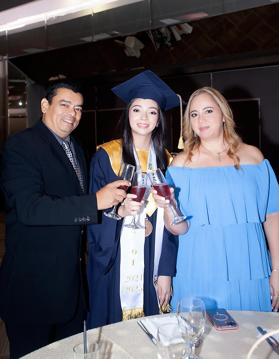 Krizia Borjas con sus padres.