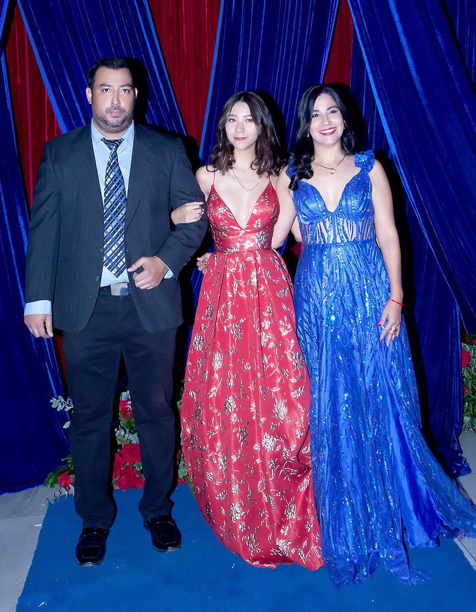 Elizabeth Milla con sus padres Víctor y Fany