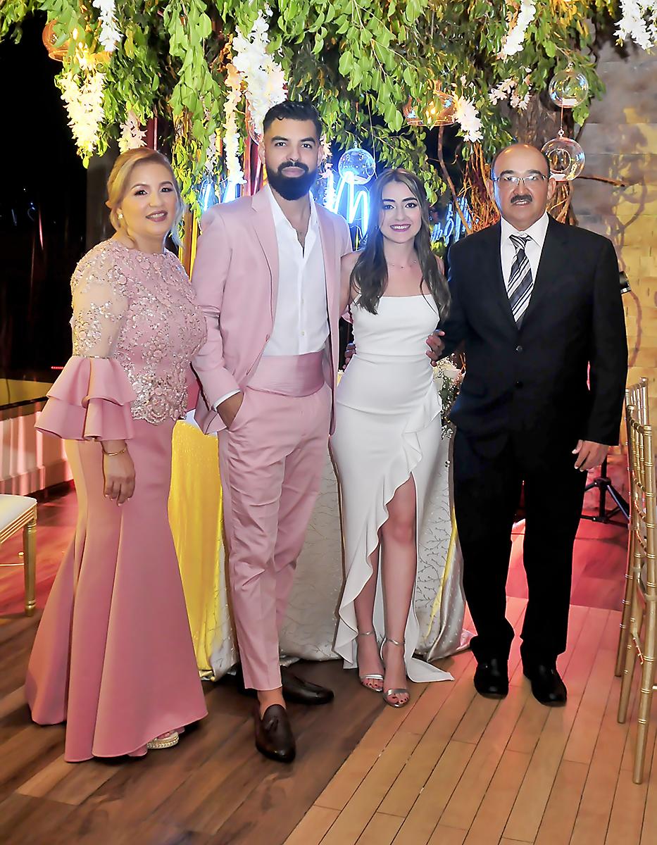 Lesbia Pagoada de Merren, Kirt Merren, Karime Canahuati y Sandy Merren.