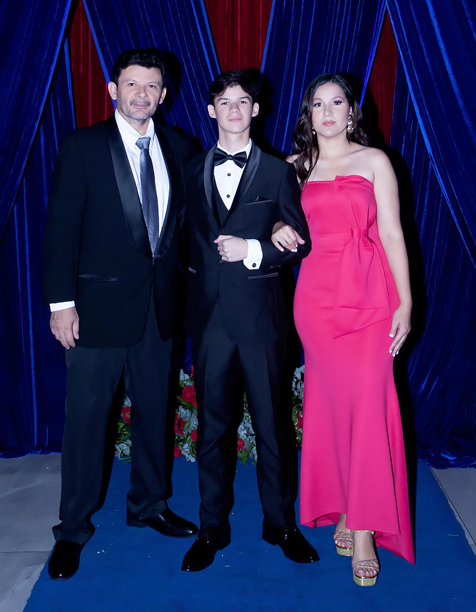 Walter Ariel Ramos Rivera con sus padres Walter y Lidia.