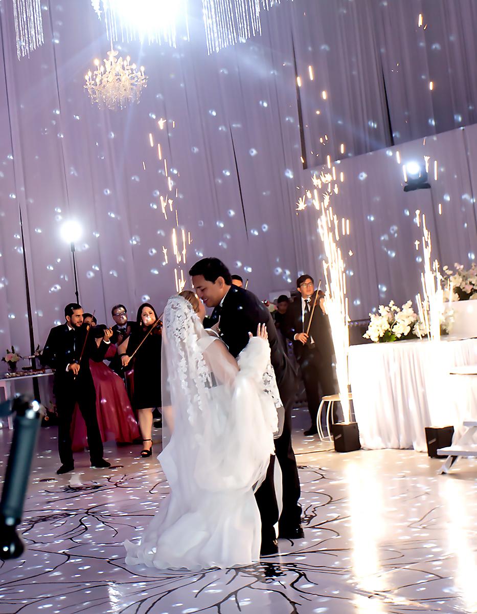 Melissa y José Luis bailaron el vals en medio de luces artificiales y mostraron su amor entre tiernos besos.
