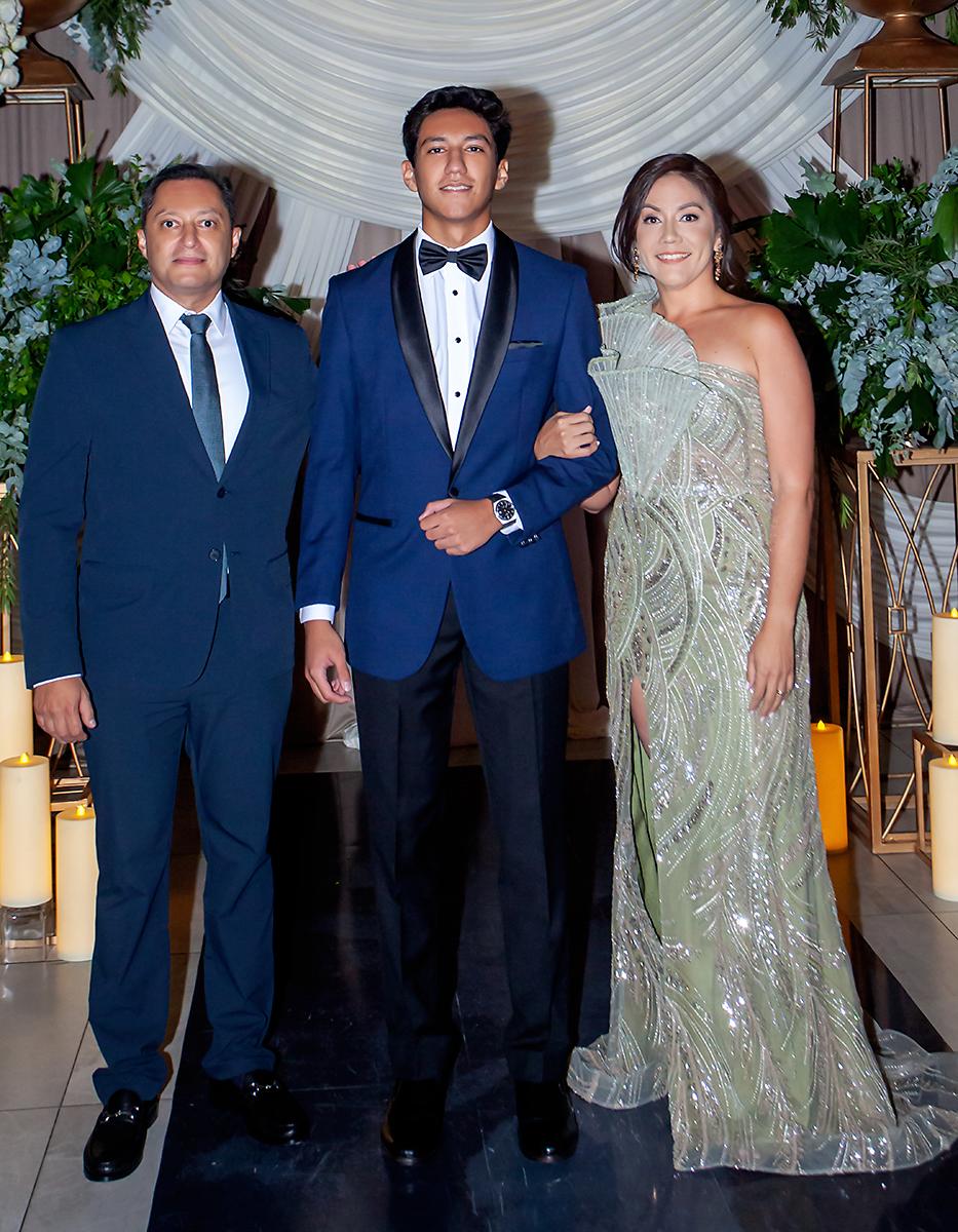 Farid Alejandro Kury Camacho con sus padres Víctor Kury y Patricia Camacho.