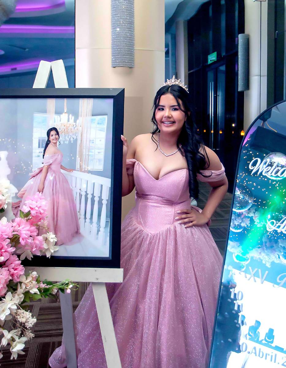 Entre destellos de luz y un ambiente lleno de glamour, Abigail Ixchel Ayala Castro celebró sus quince años con una espectacular fiesta temática Disco Night. Familiares y amigos se reunieron para acompañarla en esta velada única, marcada por la elegancia, la alegría y momentos que quedarán para siempre en la memoria.