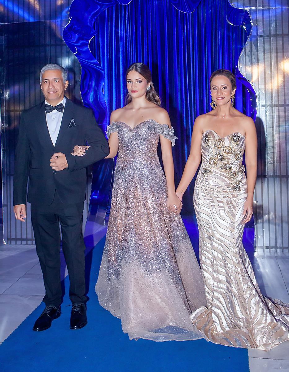 Liah Marcela Fernández Maldonado con sus padres Juan Carlos y Odary de Fernández.