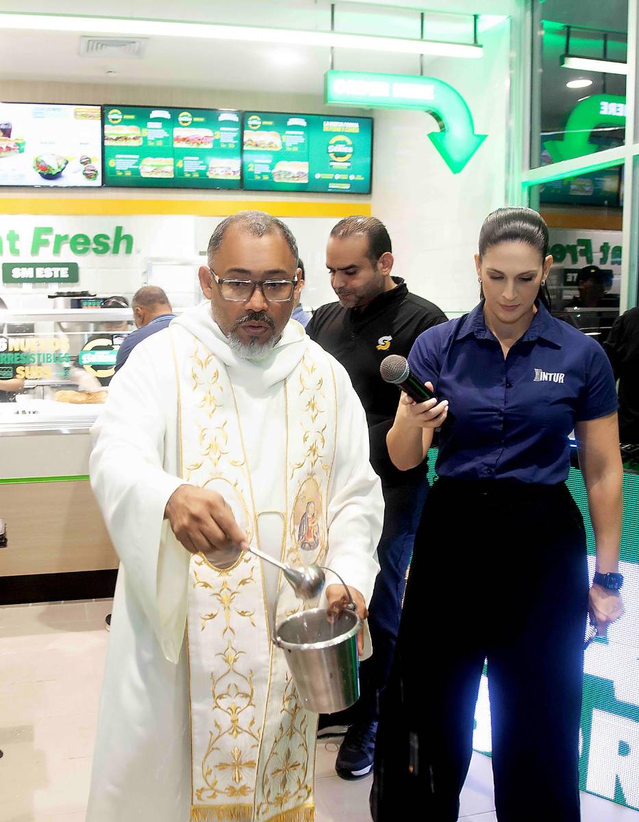 El reverendo Carlos Mejía, al momento de inaugurar el nuevo restaurante Subway en Plaza Santa Mónica.