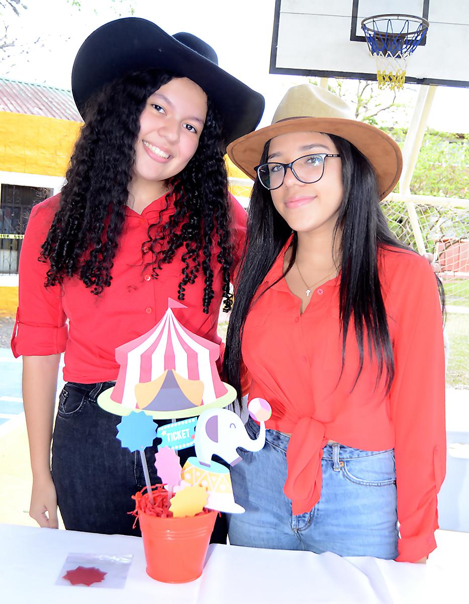 Andrea Galindo y Valeria Arteaga.