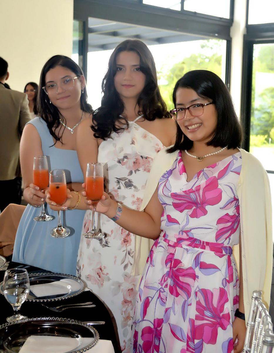 Karina Trimino, Mía Rivera y Adriana Torres.