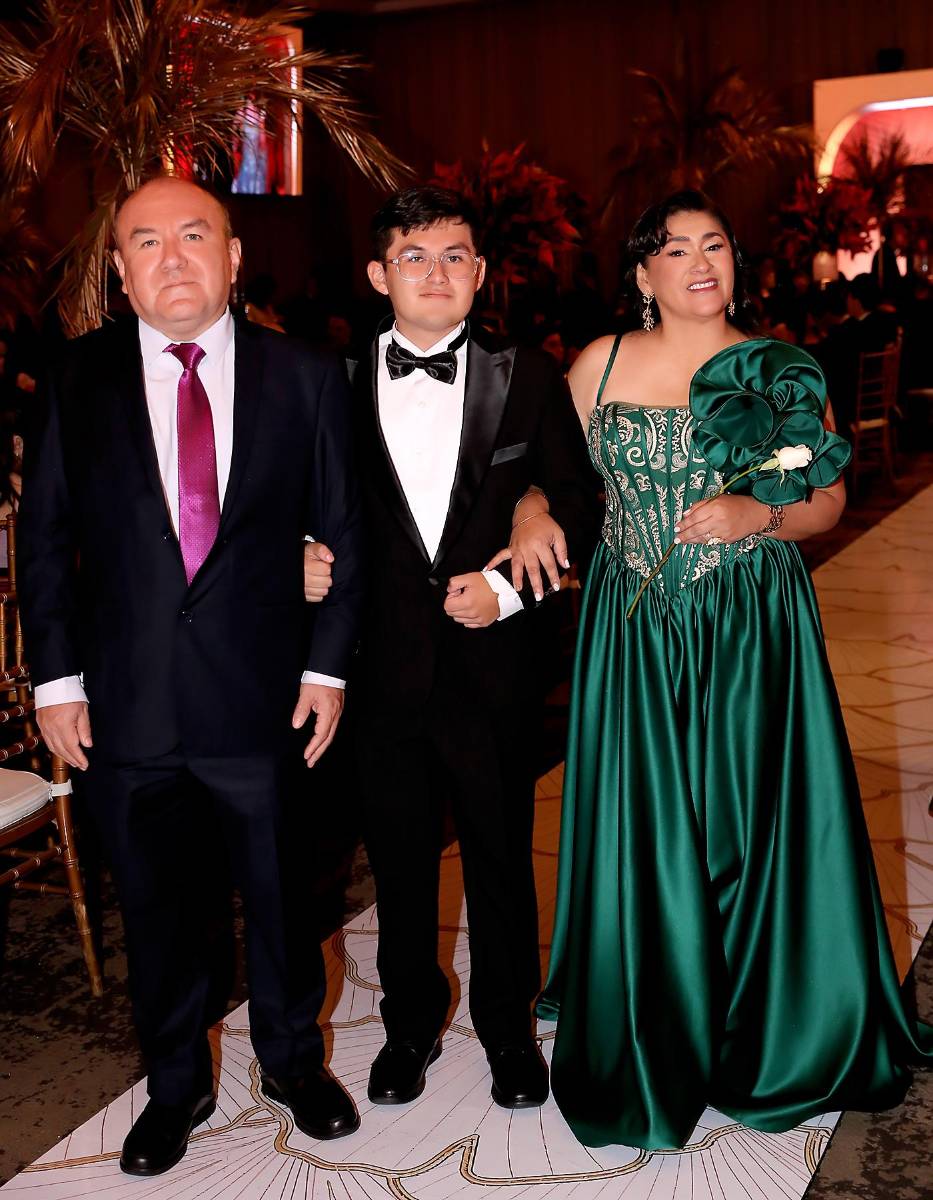 Matias Olivera junto a sus padres Monica Zafira y Eduardo Olivera. 