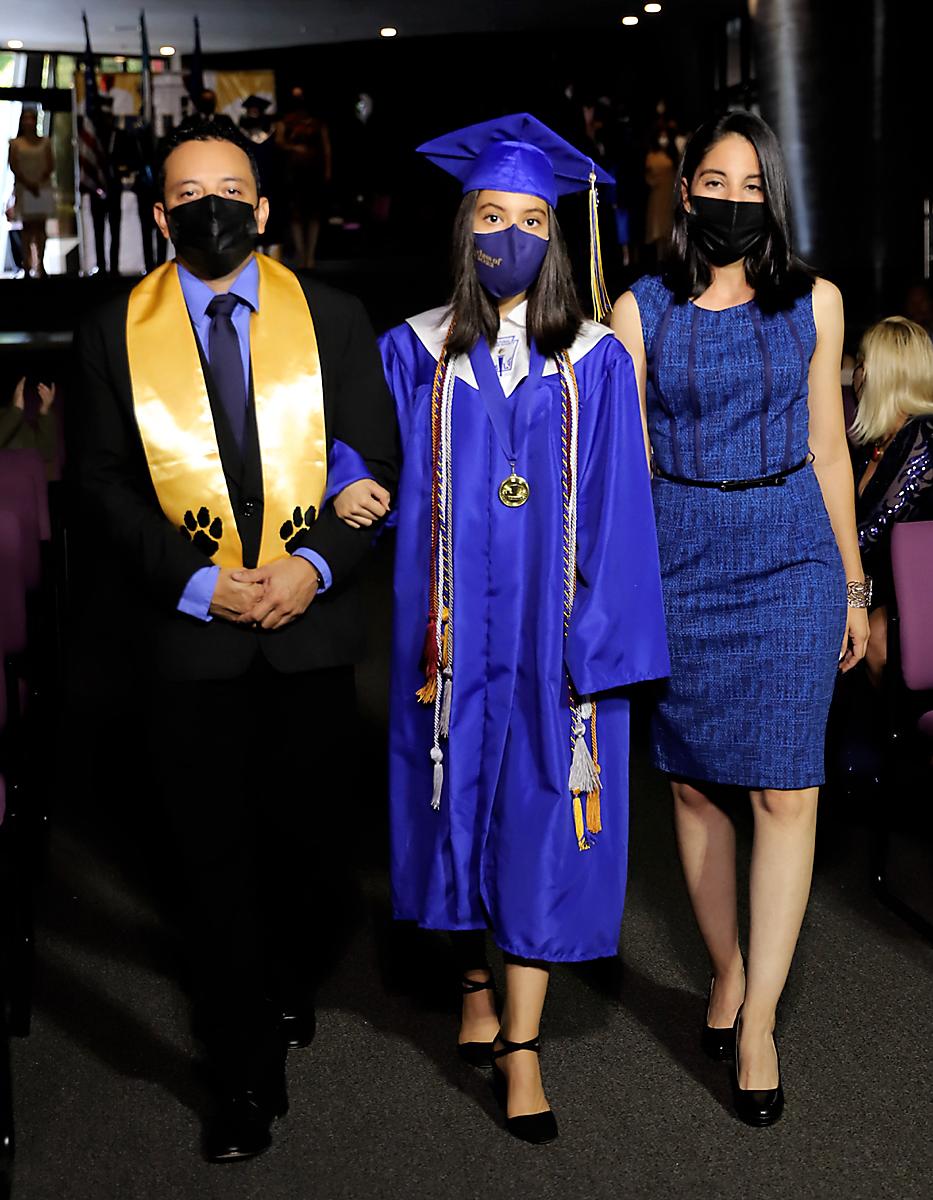 Isbeth Mendoza y sus padres
