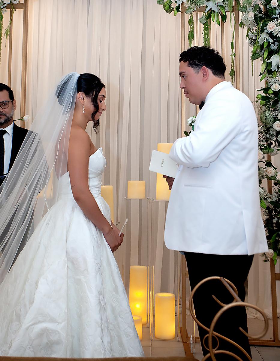 Lauren Michelle Cardona Almendarez y su amado Héctor David Aguilar González, durante la ceremonia.