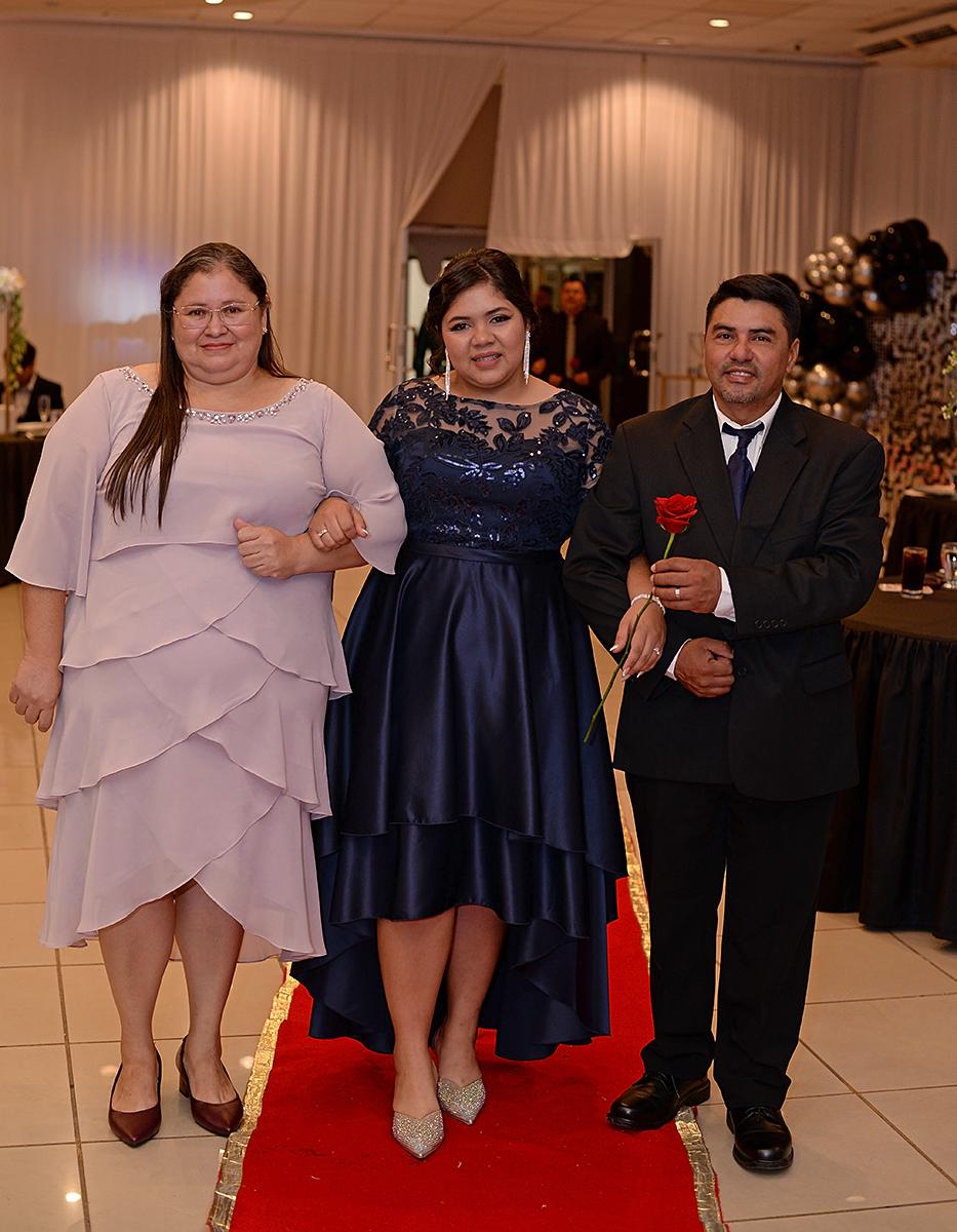 Desfile padres e hijas de la prom 2024 del Instituto María Auxiliadora