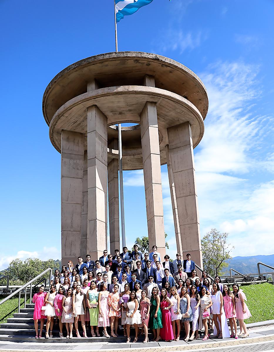 Felices y sonrientes los seniors Del CampoSchool celebraron su tradicional desayuno en el pulmón de la capital en el parque Cerro Juana Laínez. Un lugar con una vista panorámica inigualable, desde su cúspide se pueden apreciar los cuatro puntos cardinales de la ciudad y donde los jóvenes no perdieron la oportunidad de recordar ese inolvidable momento con las tradicionales selfies.
