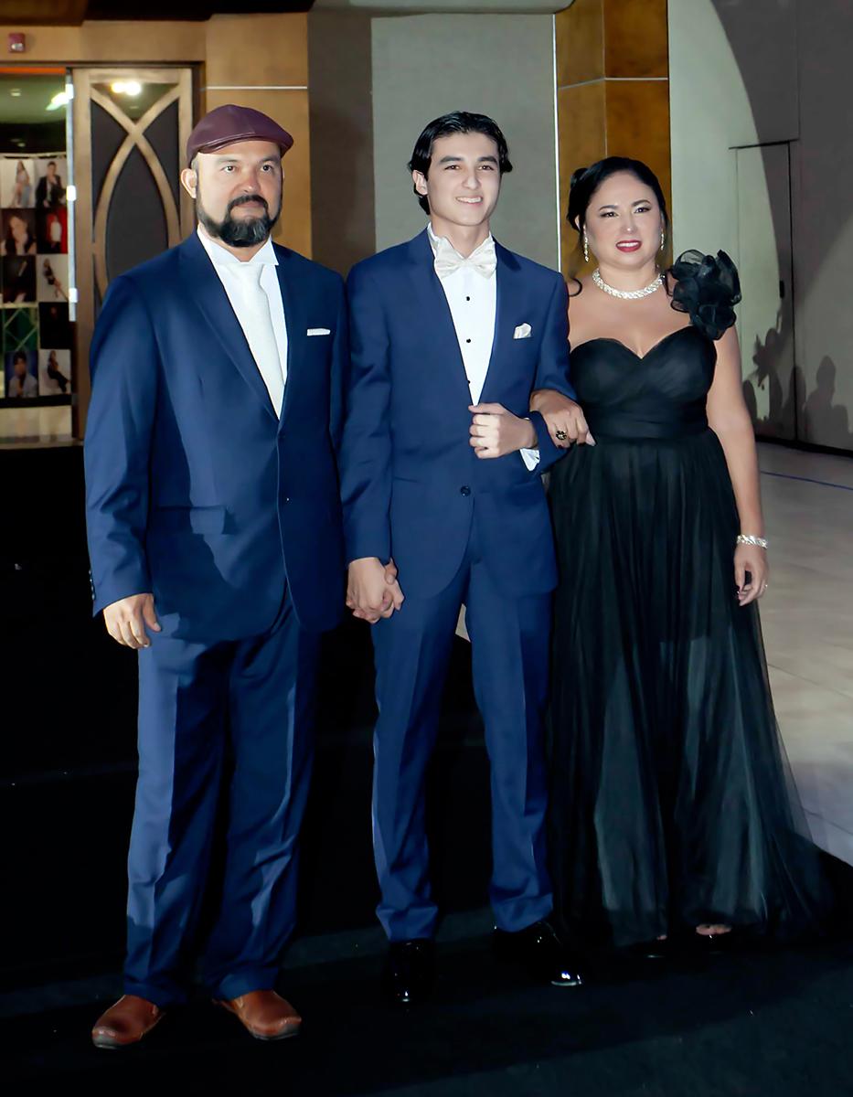 Wilmer Medina y sus padres Wilmer y Ana Medina.