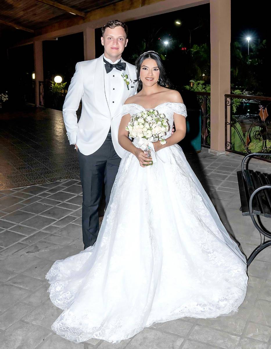 Los felices esposos Brendan Higgins y su amada Eloisa Almendárez.