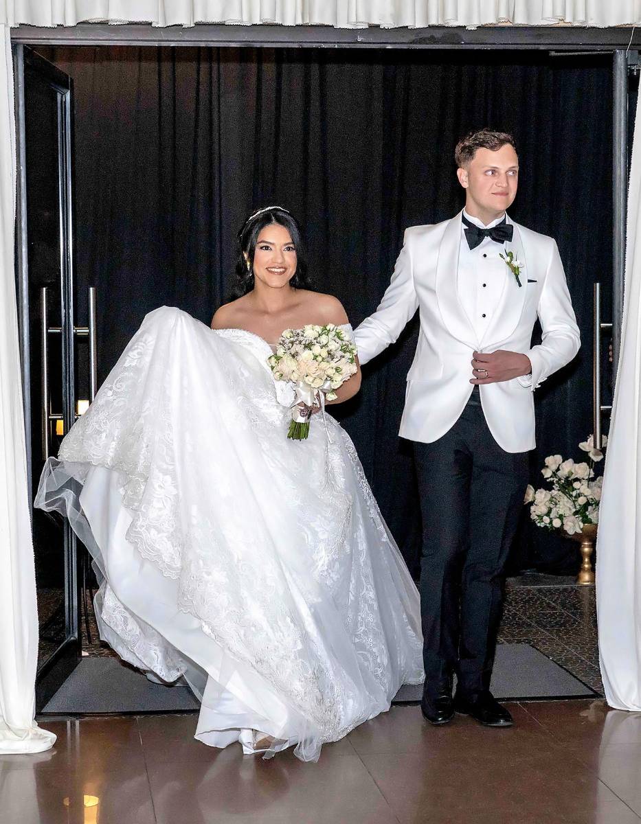 Los felices esposos Brendan Higgins y su amada Eloisa Almendárez.