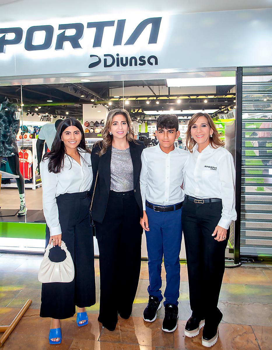 Viviana, Leyla y Marcelo Faraj y Diana Larach.