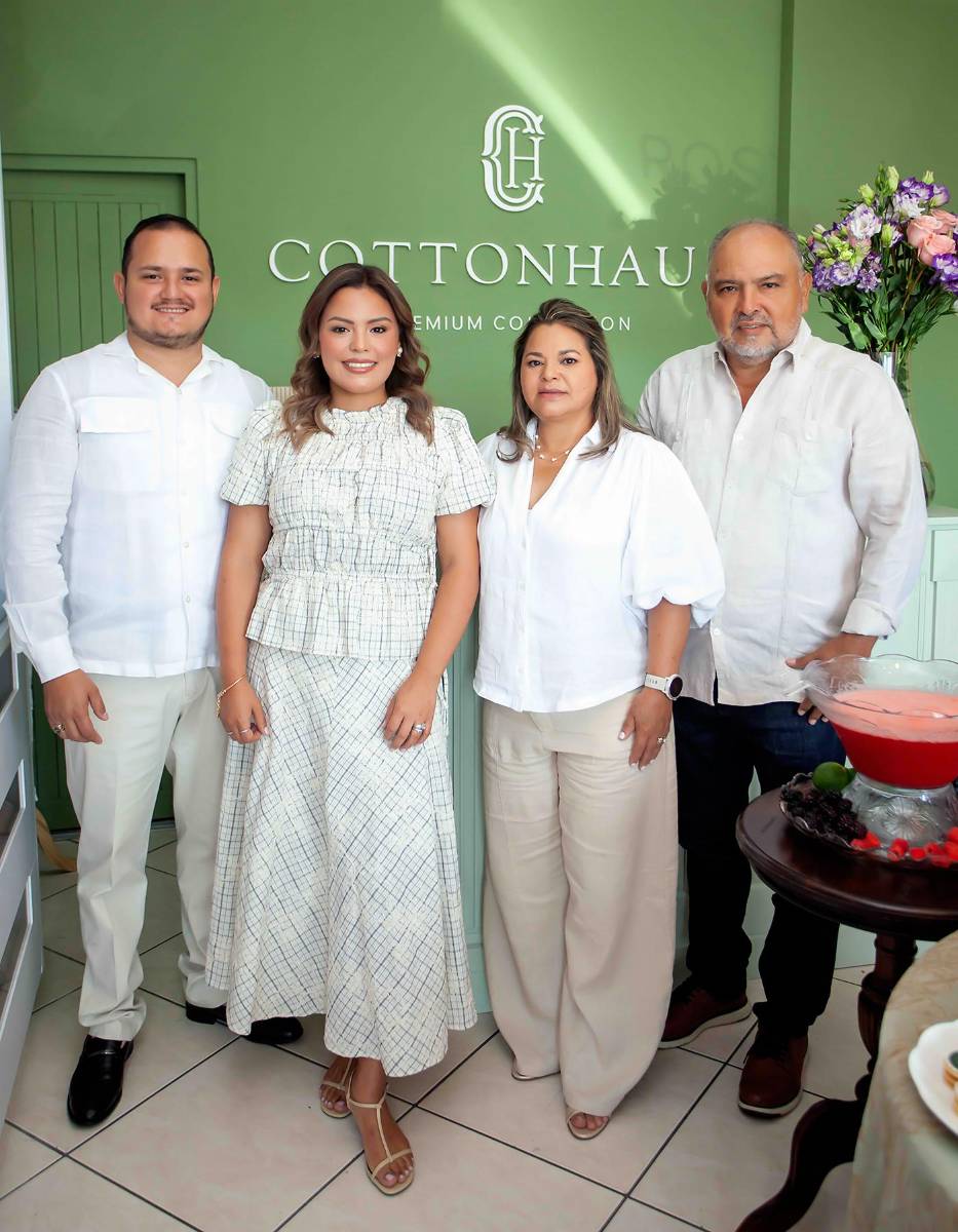 Bayron Santos y Daniela Pinto, con Zoila Chinchilla y Alfonso Pinto.
