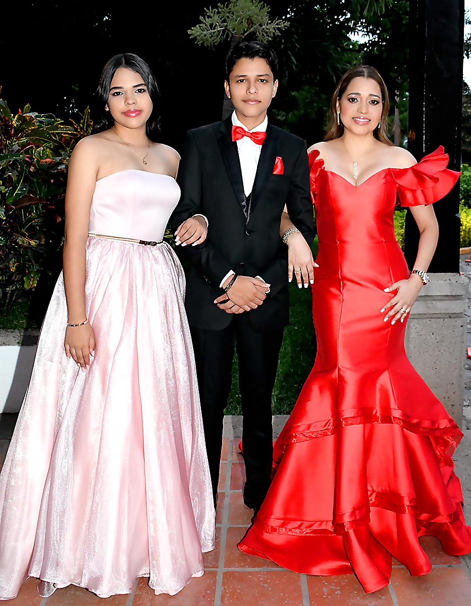 Valentina y Valentín Mejía con Elmy Valladares