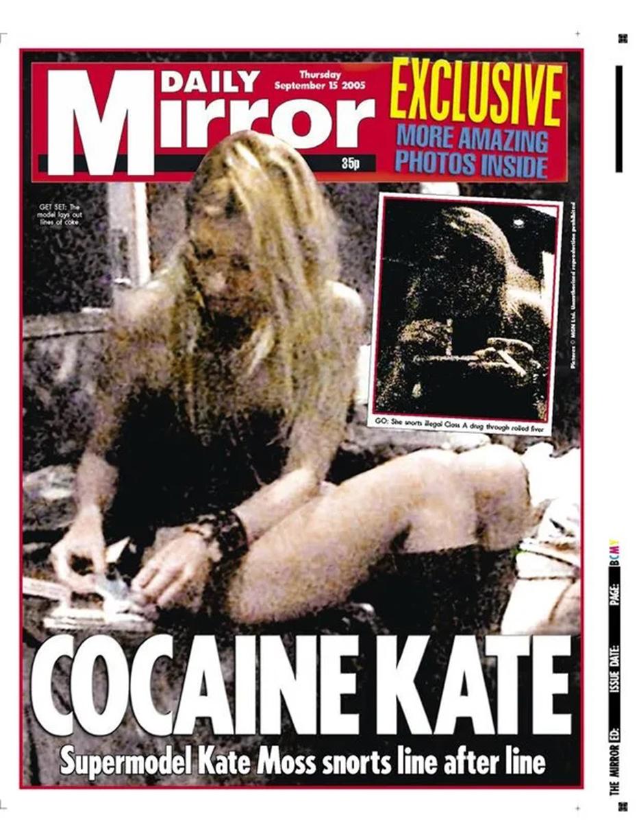 Cuando se destaparon las imágenes de Kate tomando cocaína, muchas marcas rompieron sus contratos con ella, pero su amigo Alexander McQueen la defendió en la pasarela, cerrando su desfile con una camiseta que decía: “We love you Kate”.