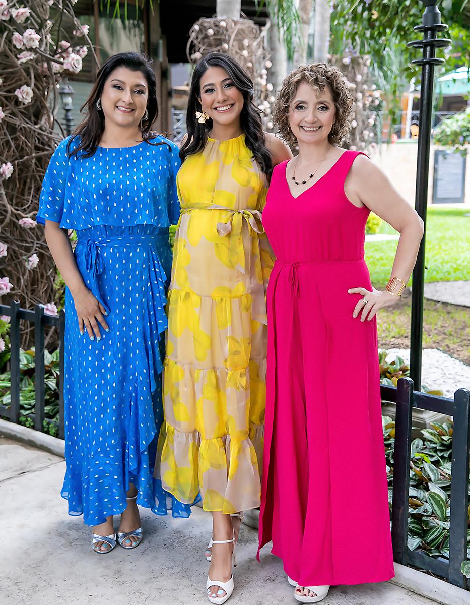 Karina Ardón, Anna de Funes y Patricia de Funes.