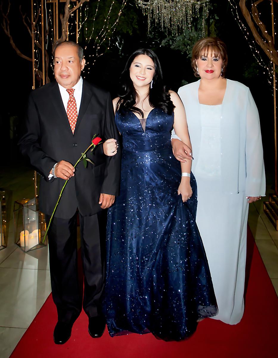 Marianna Medrano con sus padres Coralia Herrera y Leonel Medrano.
