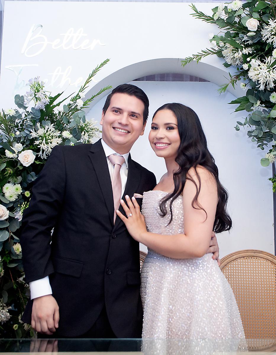 Los novios Neptali Pineda y María José Fuentes, al ser declarados ante la ley como “marido y mujer”
