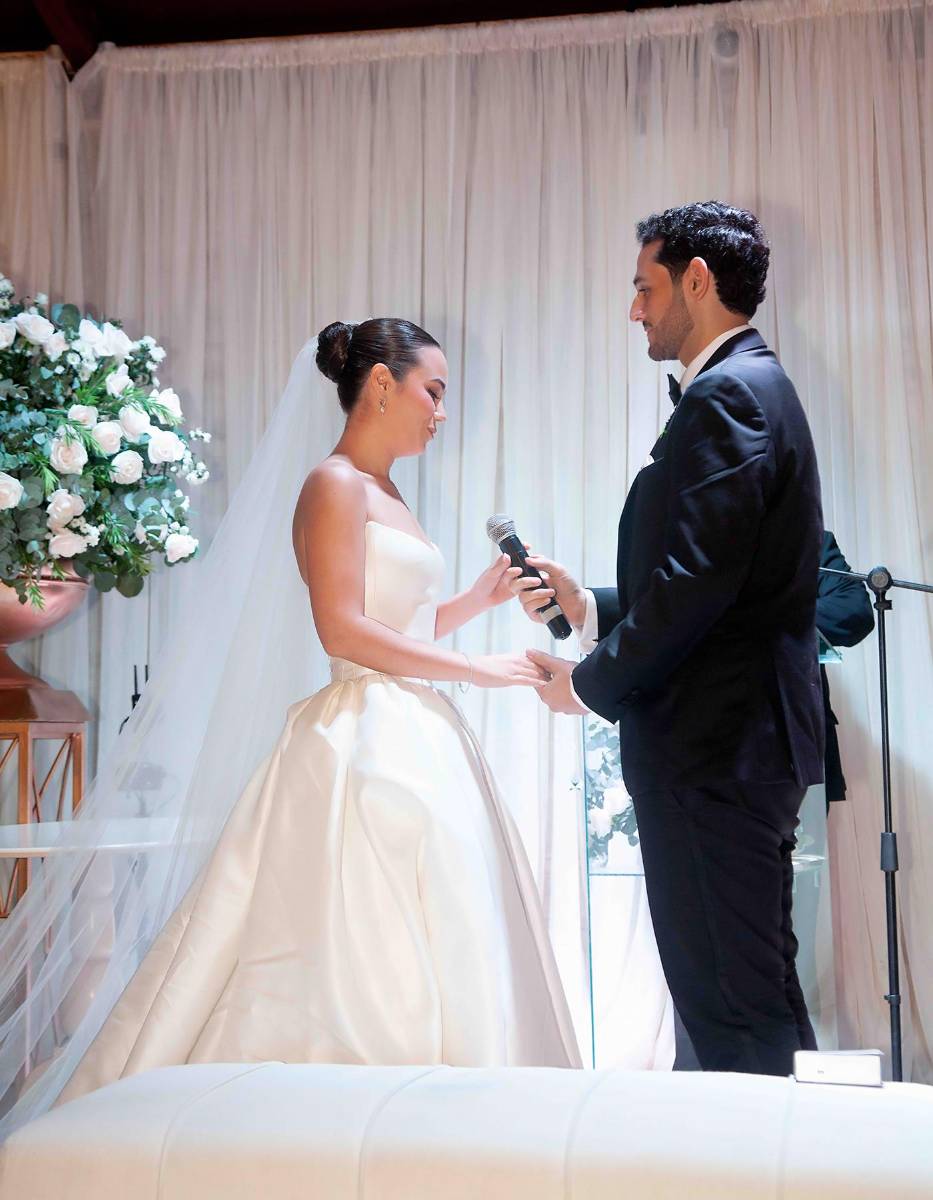 Juliana declara sus votos a Gustavo Adolfo Zavala.