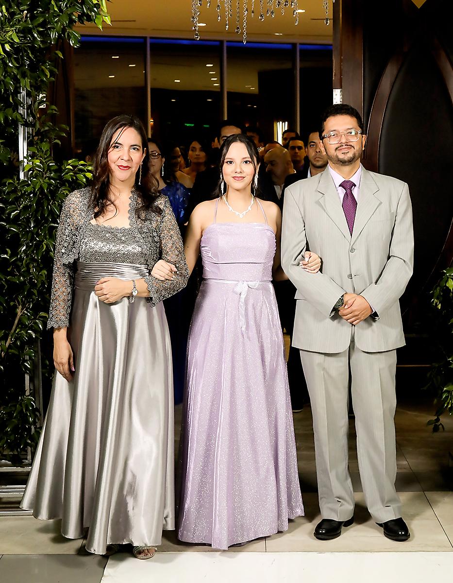 Desfile padres e hijos de la prom 2024 del Instituto Experimental La Salle