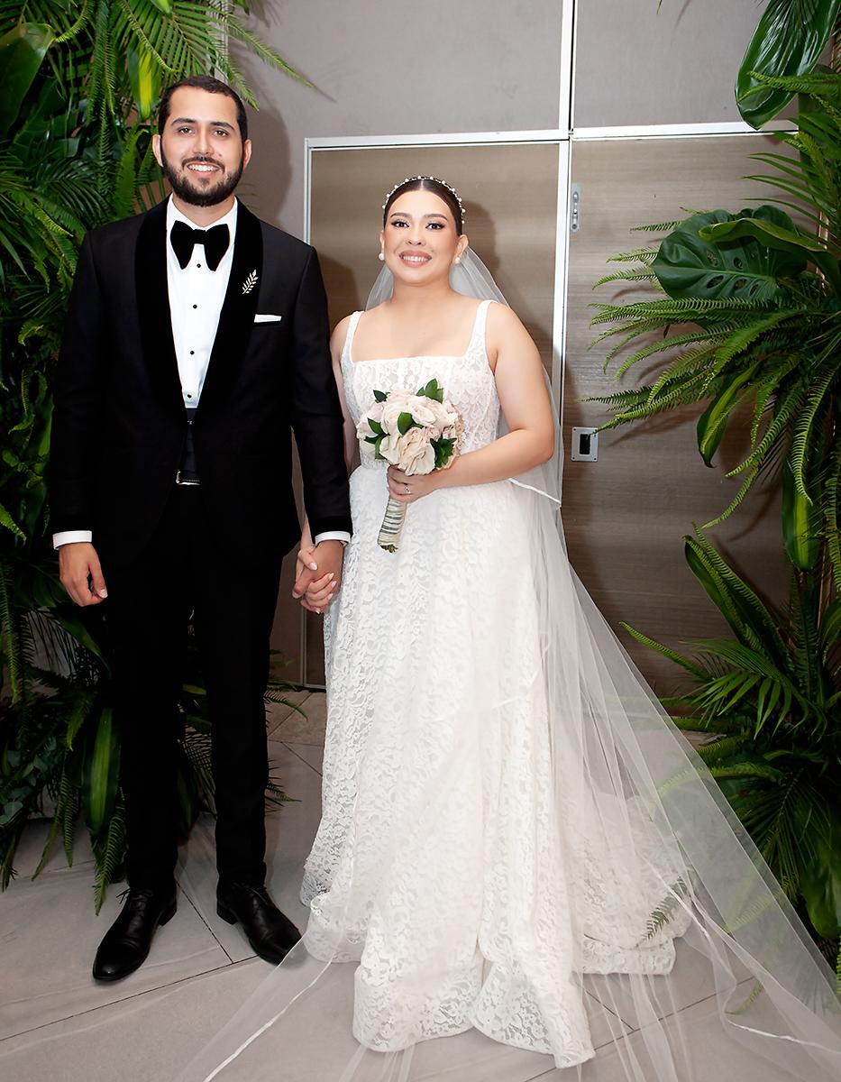 El salón Jordán del Club Hondureño Árabe fue el escenario perfecto para celebrar la elegante recepción de los nuevos esposos, Carlos Enrique Tróchez Pinto y Estela María Paz Enamorado, quienes después de seis años de noviazgo decidieron unir sus vidas en sagrado matrimonio.