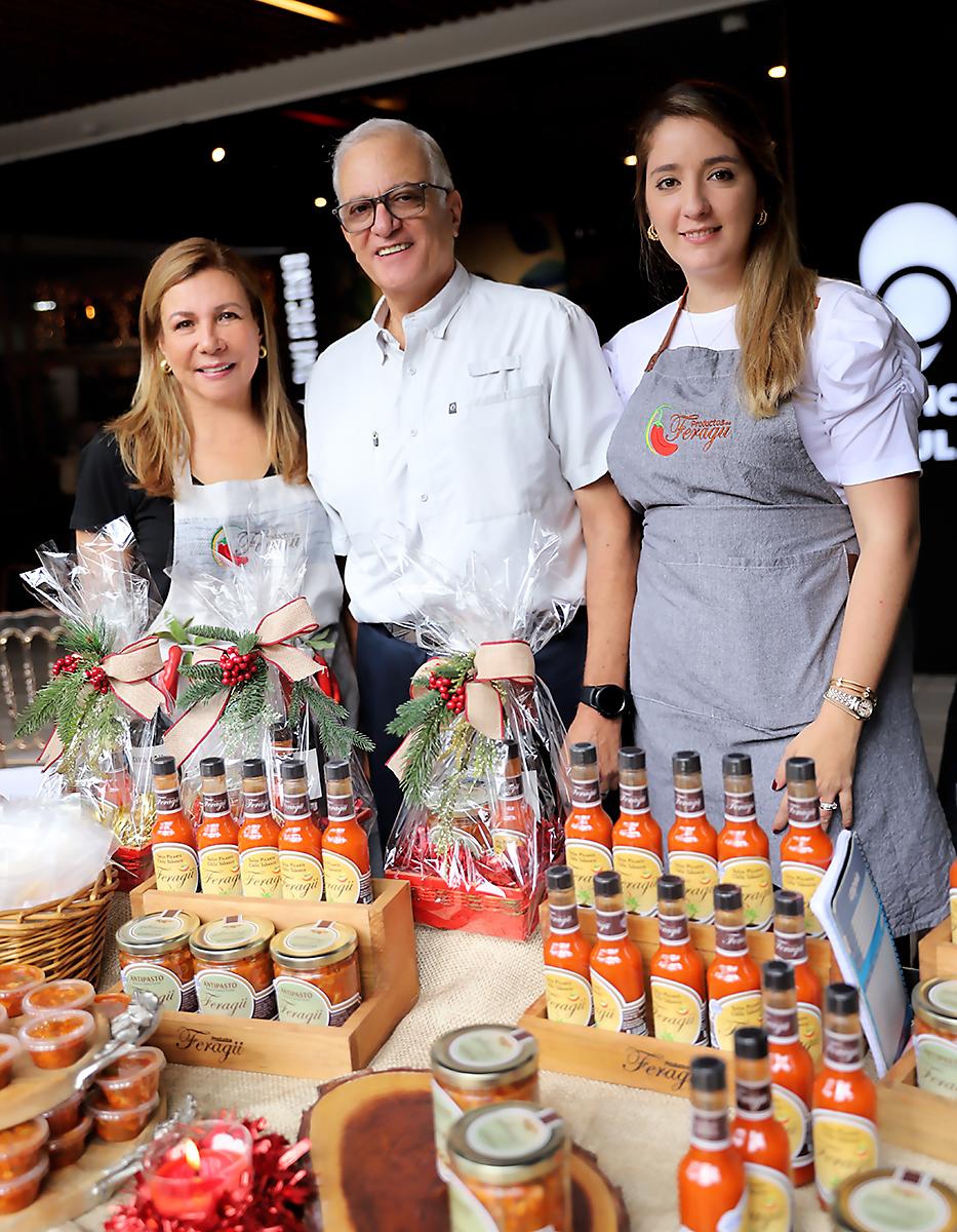 Ivette, Fernando y Larissa Agüero en el pop up de Feragu, con productos 100% naturales, sin preservantes, sin colorantes ni agentes artificiales; basados en recetas de tradición familiar.