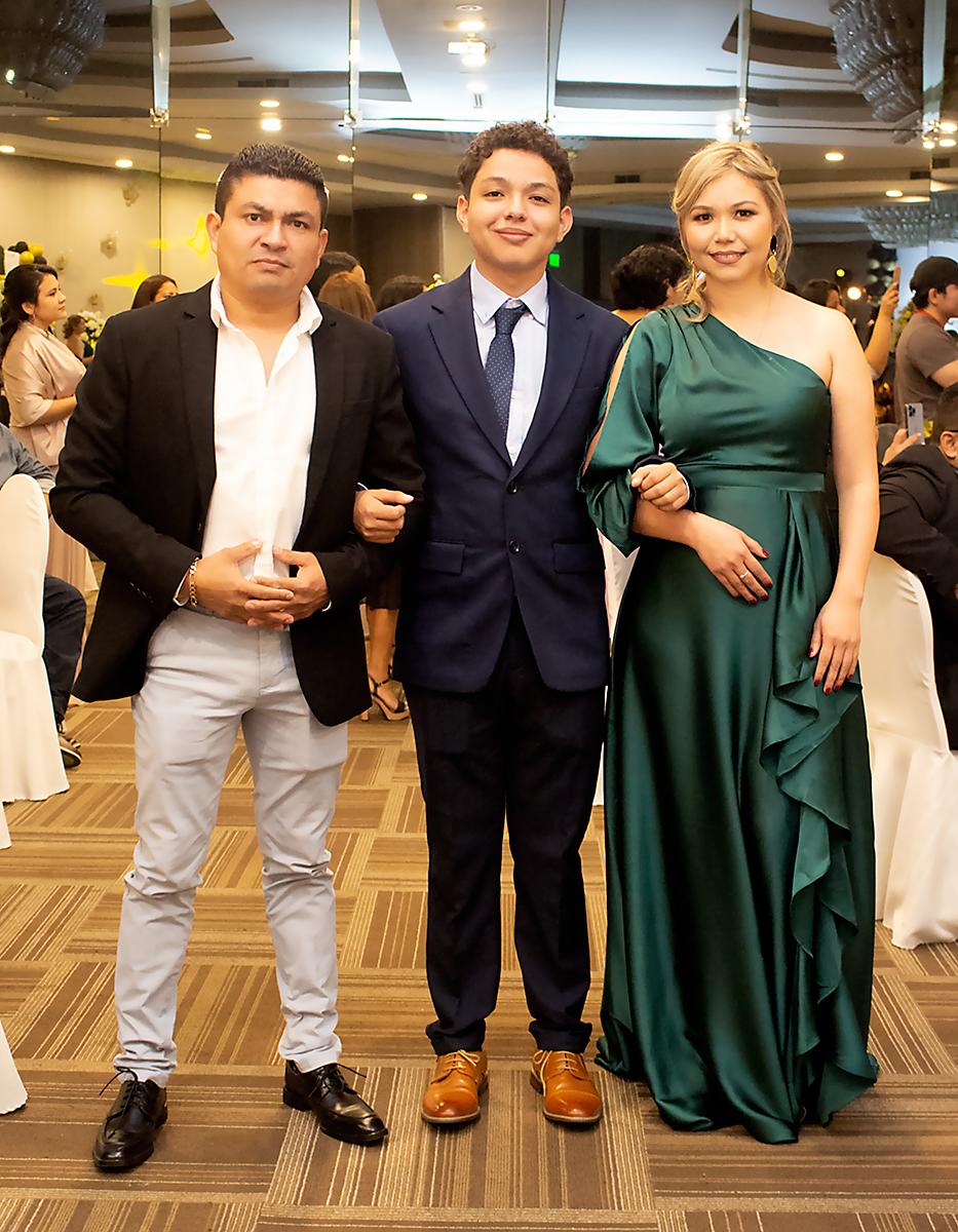 José Jiménez junto a sus padres José Antonio Jiménez y Cledis Argueta.
