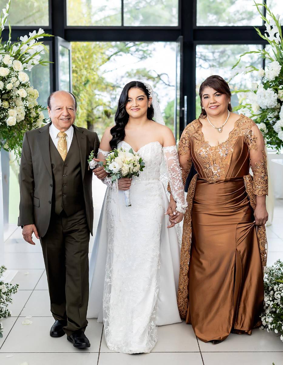 La novia acompañada de sus padres José Roberto y Lesly Pavón