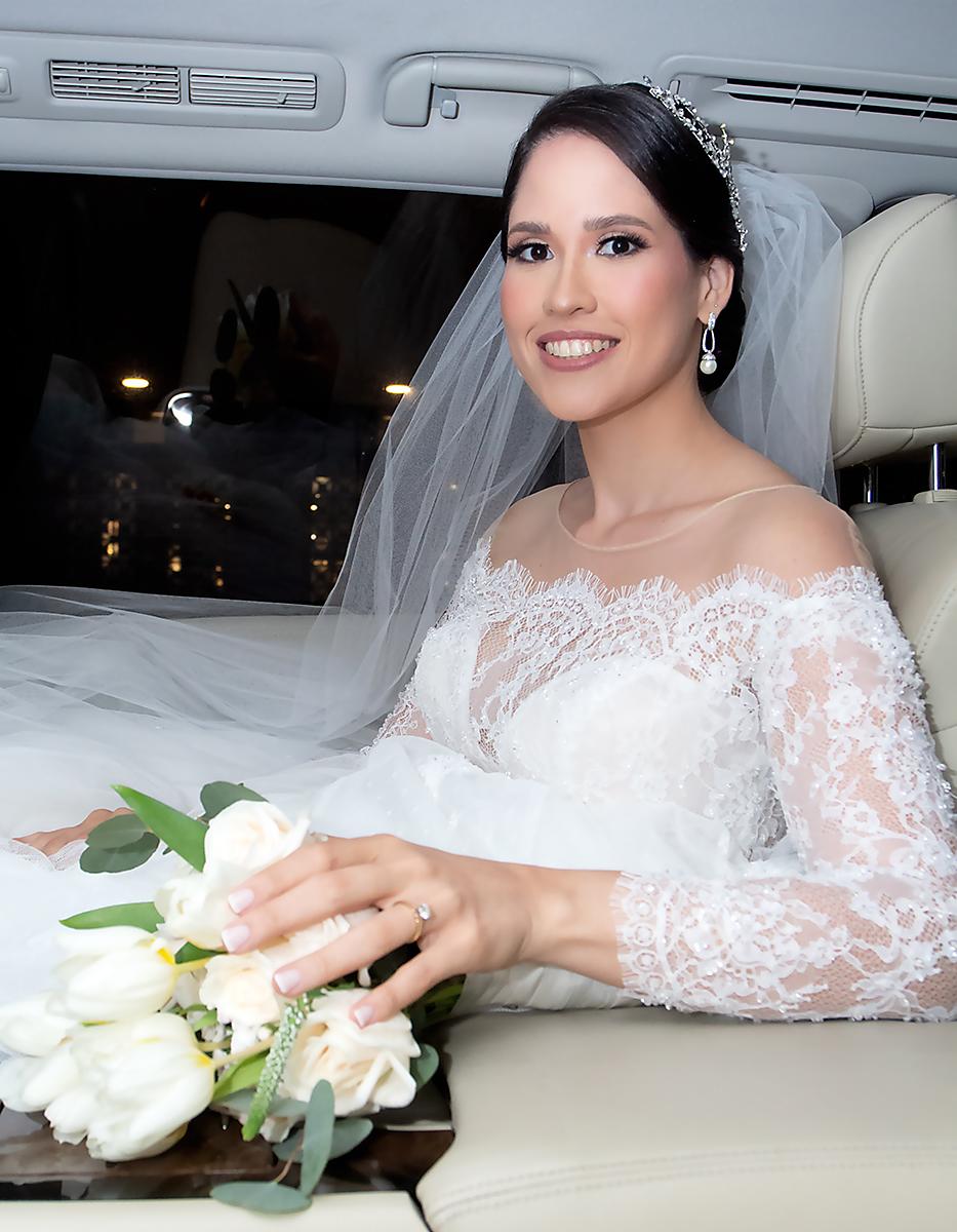 Blanca lucía feliz y radiante con un diseño de top de encaje bordado y transparencias