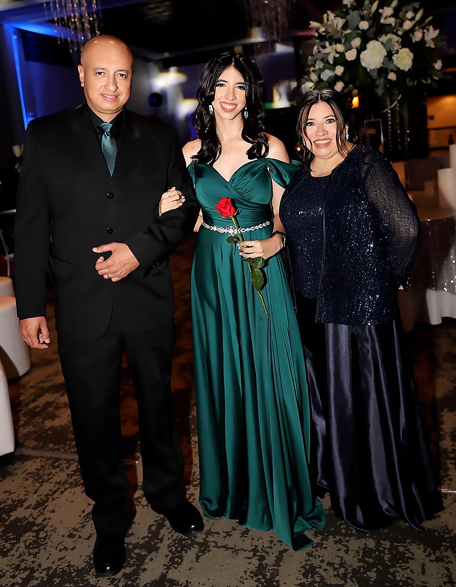 Victor Romero , Paola Karina Romero y Patricia Andino