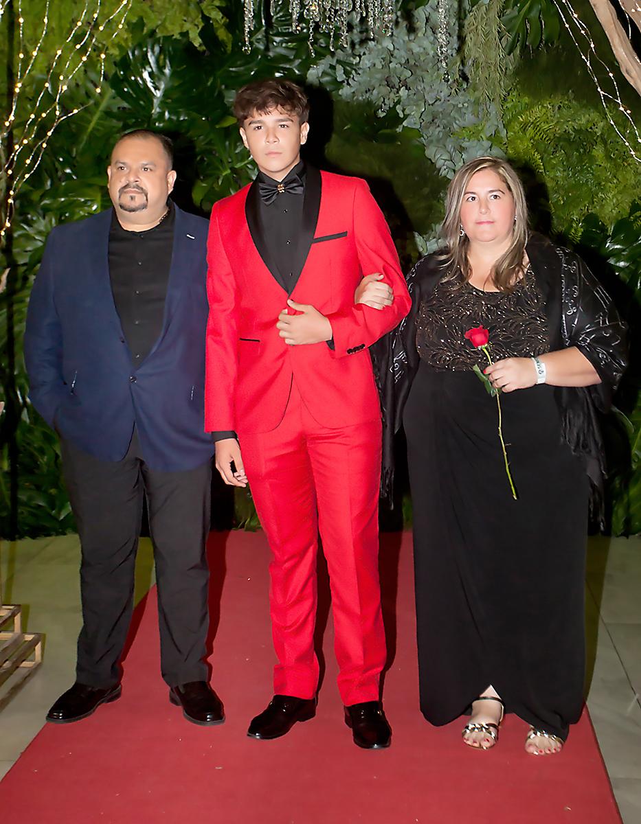 Kenneth Flores con sus padres Roger y Ericka Flores.