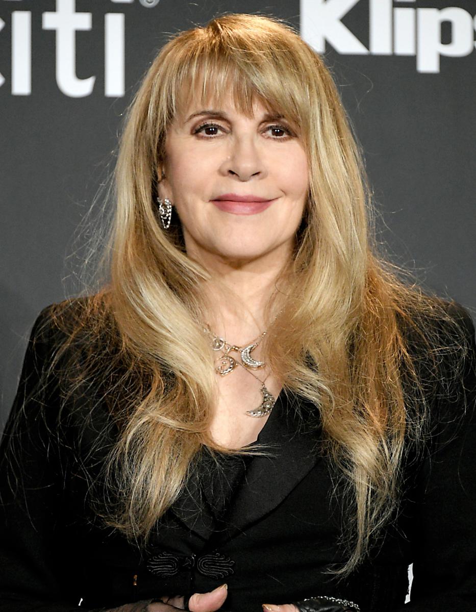 StevieNicks dijo “déjame decirte, Botox solo te hace ver como si estuvieras en un culto satánico. Solo lo tuve una vez y me destrozó la cara durante cuatro meses”.