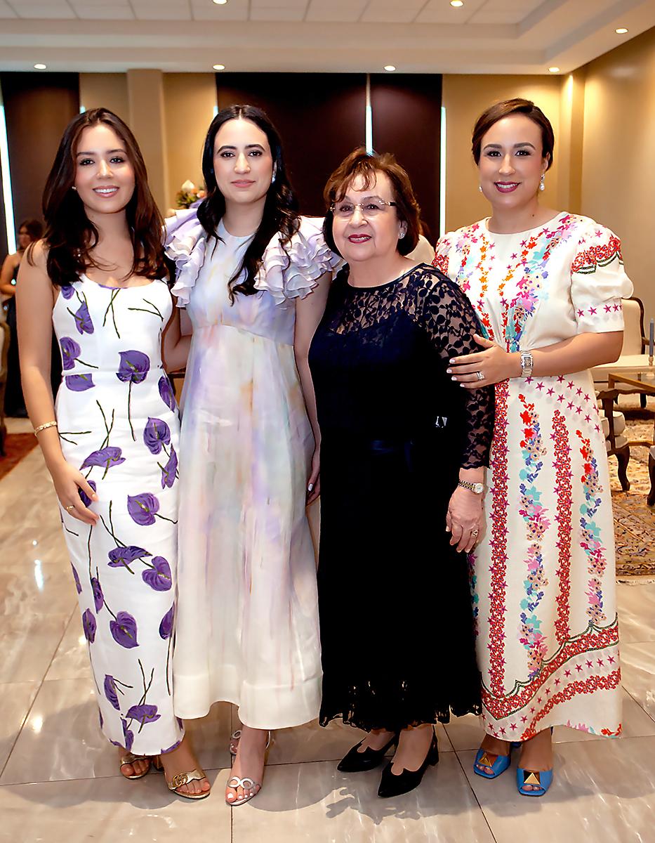Mariana y Camille Hawit con la abuela Cristina Hawit y Adriana Echeverri.