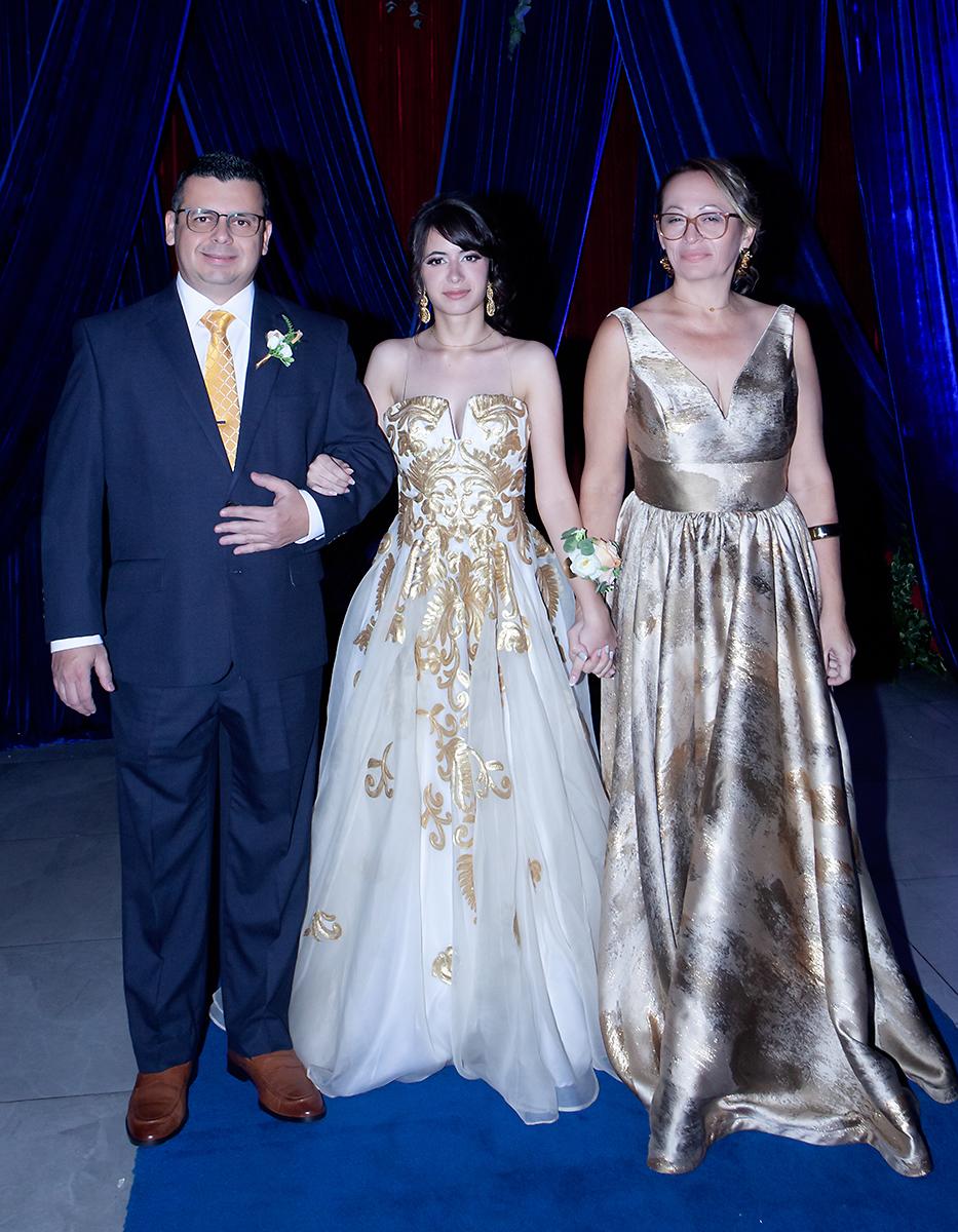 Mía Carolina Rivera Santos con sus padres Lelis y Fany.