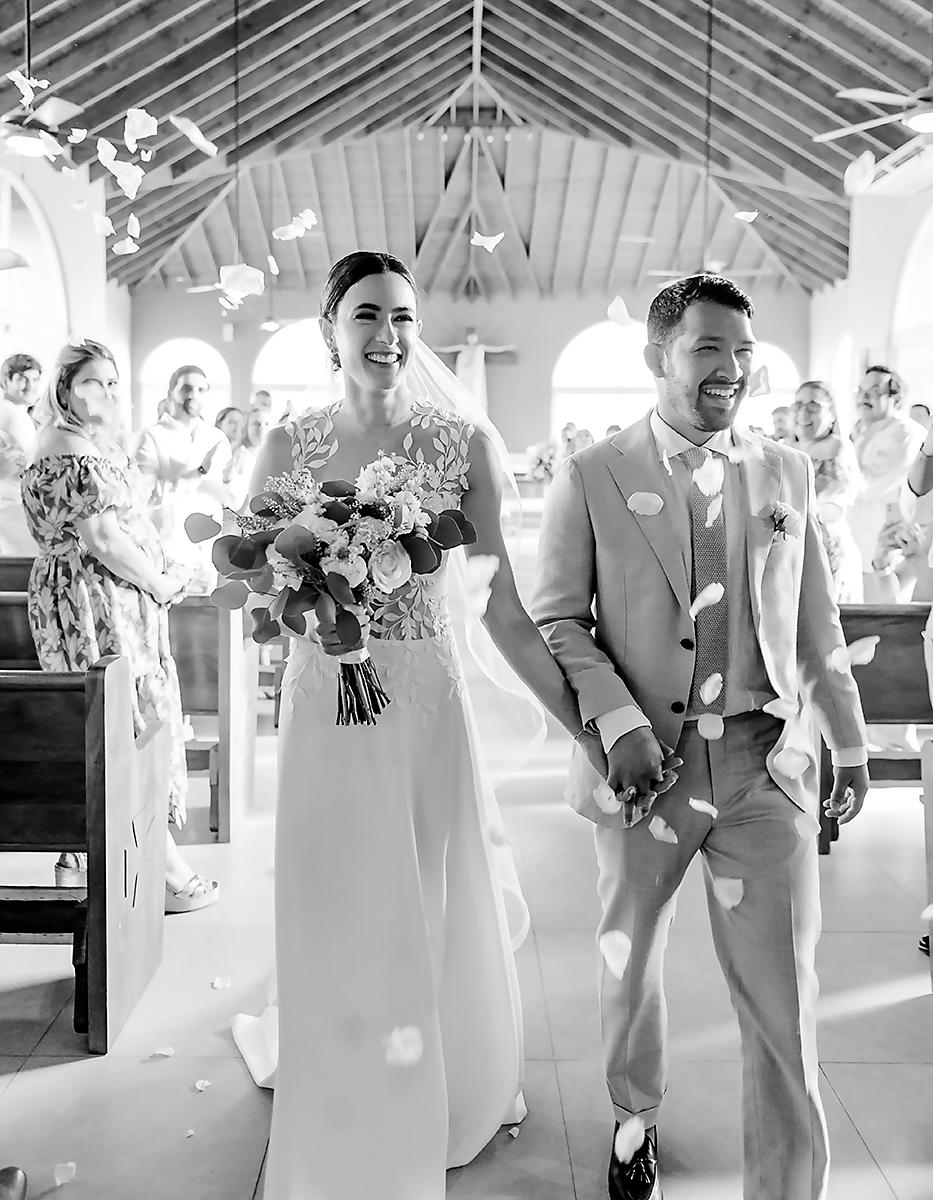 Stephanie Marsan y Daniel Alejandro Velásquez luego de ser declarados “marido y mujer” por el sacerdote Norberto Marroquín.
