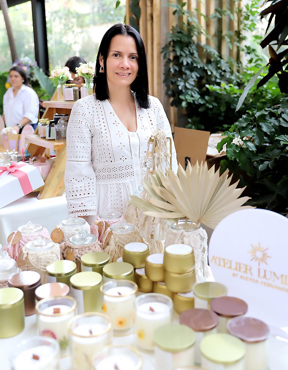 Aleyda Fernández en el stand de Atelier Luminare