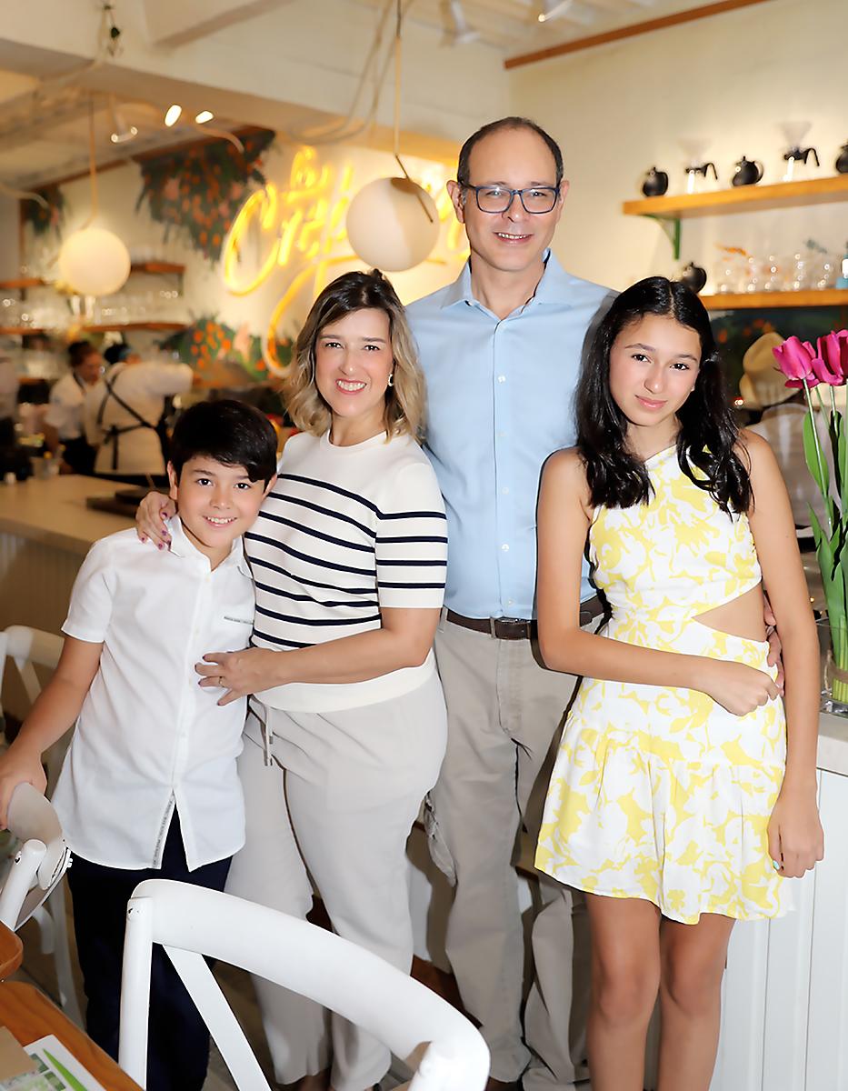 Julio, Keren, Julio e Irene García.