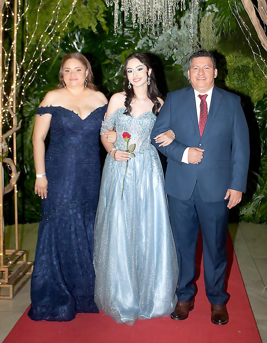 Keren Echeverría con sus padres Ana Guerrero y Elmer Echeverría