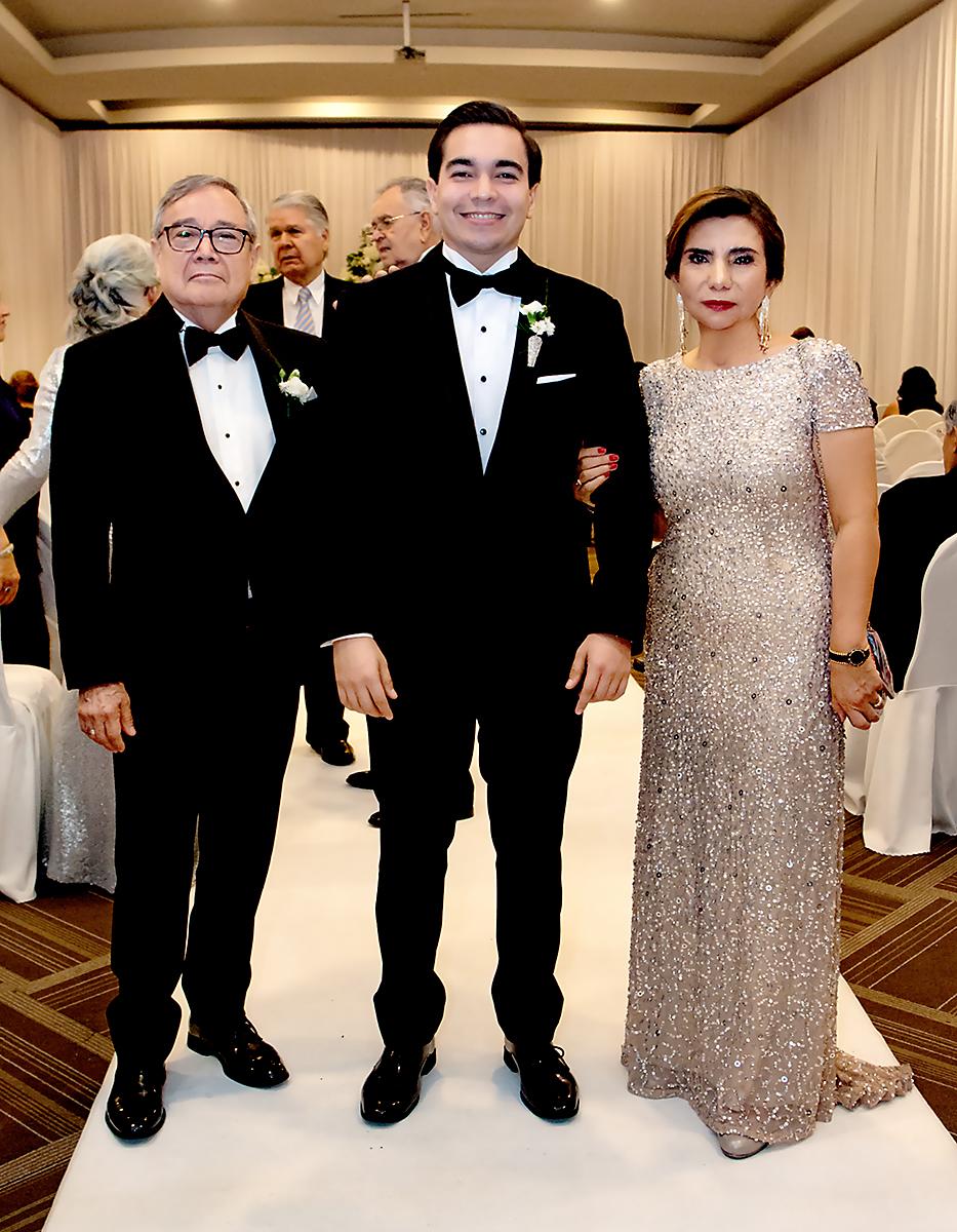 Francisco José con su padre José Francisco Portillo y su madre Xiomara Canales. 